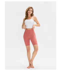 Dettaglio dei pantaloncini yoga rosa corallo a vita alta con tasche laterali per fitness