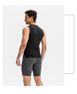 Conjunto deportivo para hombre con chaleco negro y pantalones cortos de compresión
