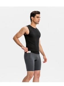Detalle de pantalones cortos de compresión para hombre con bolsillo lateral para móvil