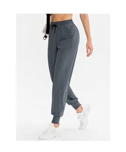 Dettaglio dei pantaloni da yoga grigio scuro con coulisse in vita e tasche laterali