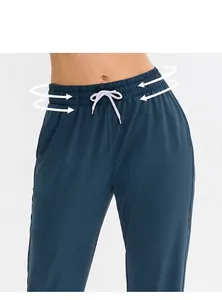 Détail du cordon de serrage réglable et de la taille élastique du pantalon de sport bleu