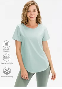 Détail du t-shirt de yoga vert clair avec tissu respirant et ourlet arrondi