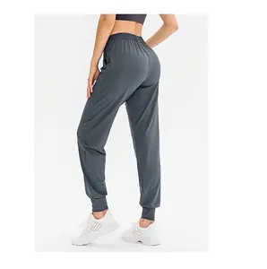 Vista laterale posteriore dei pantaloni sportivi grigio scuro con elastico in vita