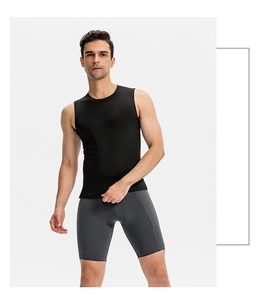 Detalle de pantalones cortos deportivos y chaleco de compresión para hombre fitness