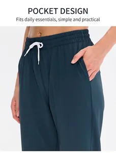 Détail du pantalon de sport bleu foncé avec poches latérales et cordon de serrage blanc