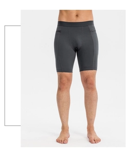 Detalle de pantalones cortos de compresión para hombre con bolsillos laterales con cremallera