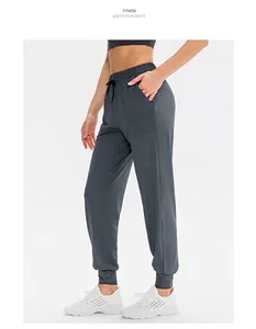 Dettaglio della vita alta elastica con coulisse su pantaloni da yoga grigio scuro
