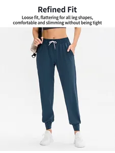 Détail du jogging bleu marine montrant la taille à cordon blanc et le tissu en maille