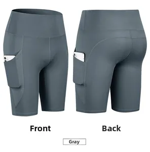 Dettaglio dei pantaloncini yoga grigi a vita alta con tasche laterali porta cellulare