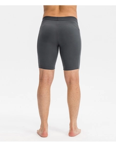 Vista trasera de pantalones cortos de compresión para hombre con costuras reforzadas y secado