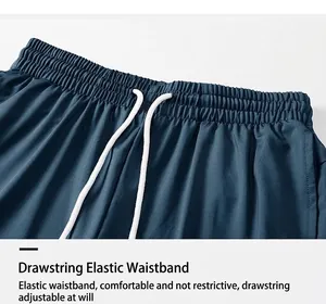 Détail de la taille élastique avec cordon de serrage blanc réglable sur ce pantalon