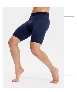 Detalle de pantalones cortos de compresión azul marino con bolsillo de cremallera