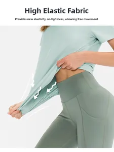 Détail d'un t-shirt de yoga vert clair extensible montrant le tissu respirant et souple