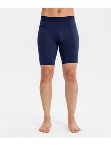 Detalle del pantalón corto de compresión azul para hombre con bolsillos laterales con cremallera