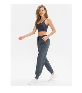 Dettaglio dei pantaloni sportivi grigio scuro con coulisse e pratica tasca laterale