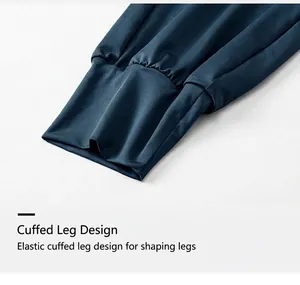 Détail de l'ourlet élastique sur le pantalon de jogging bleu marine au tissu lisse