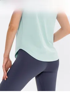 Détail d'un t-shirt de yoga ample avec tissu respirant et ourlet arrondi à l'arrière
