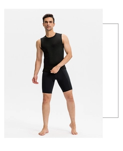 Detalle del conjunto de compresión negro para hombre en tela elástica de secado rápido
