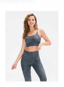 Détail de l'ensemble de yoga gris foncé marbré avec brassière de sport et legging élastique