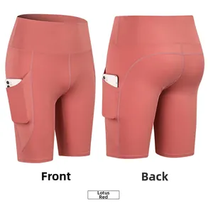 Viste anteriore e posteriore dei pantaloncini da yoga rosso ibisco con tasche laterali