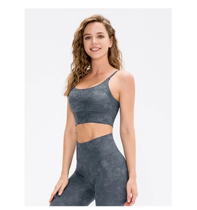 Détail du tissu à motif marbré extensible de l'ensemble brassière de sport et legging