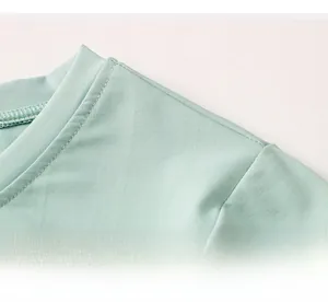 Détail du t-shirt de yoga vert menthe avec un col rond classique et des coutures précises