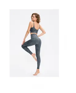 Détail de l'ensemble legging de yoga taille haute marbré gris et brassière sport
