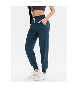 Dettaglio dei pantaloni da yoga blu navy con coulisse in vita e tasche laterali