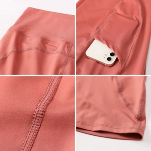 Pantaloncini yoga rosso corallo a vita alta con tasche laterali e vestibilità slim