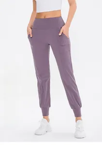 Detailansicht der lila Yogahose mit hoher Taille, Seitentaschen und elastischem Stoff