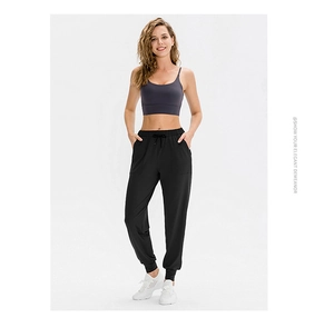Dettaglio dei pantaloni yoga larghi con coulisse in vita e tasche laterali per il fitness