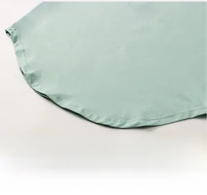 Détail du t-shirt de yoga ample montrant le tissu respirant et l'ourlet incurvé