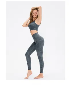Vue latérale détaillée d'un ensemble de yoga taille haute avec imprimé marbré gris chiné