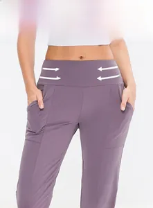 Nahaufnahme der fliederfarbenen Yogahose mit hoher Taille, Seitentaschen und schlanken Nähten