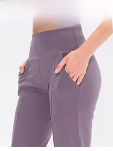 Detailansicht der lila High-Waist-Yogahose mit funktionellem Seitentaschen-Design