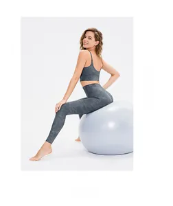 Détail d'un ensemble de yoga imprimé marbre gris avec legging taille haute et brassière