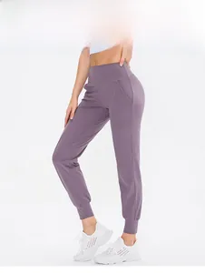 Detailansicht der lila High-Waist-Jogginghose mit Seitentaschen und gerippten Bündchen