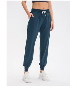 Détail du jogging bleu sarcelle à taille haute avec cordon blanc et poches latérales
