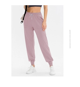 Vista dettagliata dei joggers rosa loto a vita alta con coulisse e grandi tasche