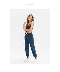 Détail du cordon blanc sur le pantalon de jogging pour femme et texture de tissu respirant