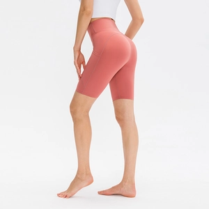 Pantaloncini yoga rosa a vita alta con tasche laterali e design push-up per fitness