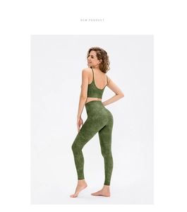 Détail de l'ensemble de yoga vert foncé imprimé marbre avec legging taille haute et brassière