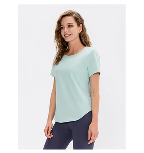 Détail d'un t-shirt de yoga vert menthe avec col rond et ourlet courbé respirant