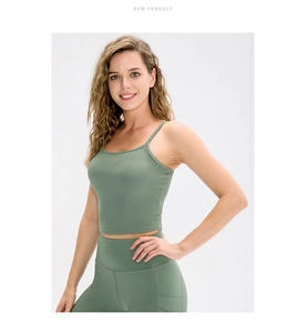 Dettaglio del set fitness verde oliva con spalline sottili e tessuto a vita alta