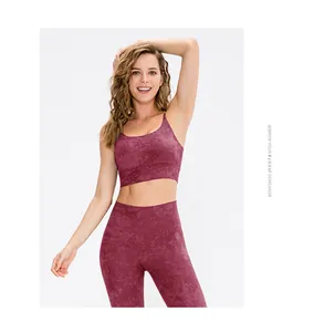 Détail du legging de yoga taille haute et soutien-gorge de sport au motif marbré