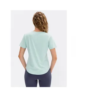Vue arrière du t-shirt de yoga vert menthe pour femmes avec ourlet arrondi et tissu respirant