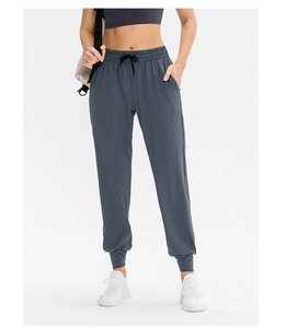 Détail de la taille à cordon et des poches latérales sur un jogging bleu pour femme