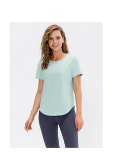 Détail du t-shirt de yoga vert clair à séchage rapide avec ourlet incurvé pour fitness