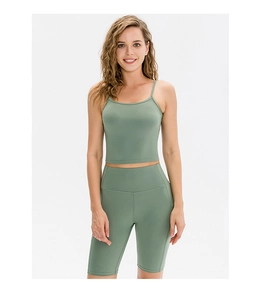 Completo yoga verde salvia con top corto a spalline sottili e pantaloncini ciclista