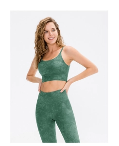 Détail du legging taille haute et du soutien-gorge de sport à motif marbre vert foncé